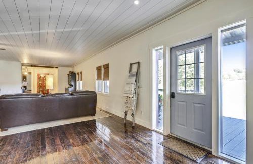 North Glade Hills Casa | Historic Farm Near Lake 10 Acres Newly Renovated