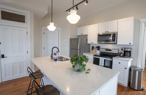 Floyd Apartamento | Historic Farmer's Supply- DT Floyd Corner Apt #202