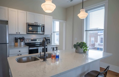 Floyd Apartamento | Historic Farmer's Supply- DT Floyd Corner Apt #202