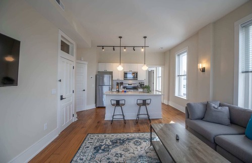 Floyd Apartamento | Historic Farmer's Supply- DT Floyd Corner Apt #202