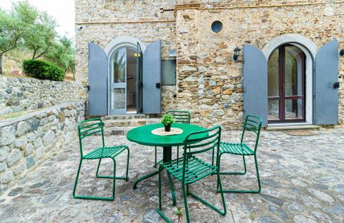 Roccella Jonica Casa | Historic Farmhouse Among Olive Groves Near The Sea
