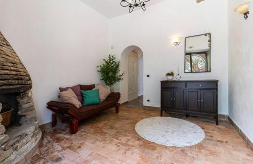 Roccella Jonica Casa | Historic Farmhouse Among Olive Groves Near The Sea