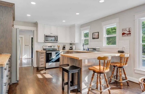 Roanoke Casa | Historic Farmhouse|5 acres|Hot Tub| Parkway Access