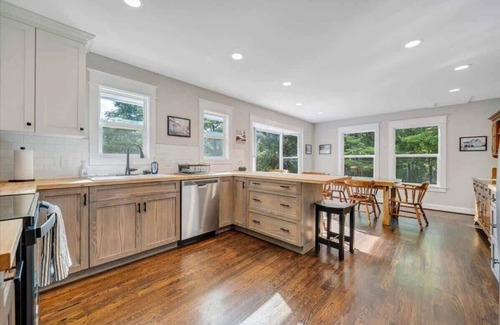 Roanoke Casa | Historic Farmhouse|5 acres|Hot Tub| Parkway Access