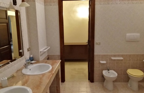 Poggiardo Cama Y Desayuno | Historic farmhouse in Salento, the Giuggiola room