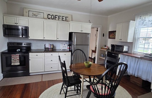 Andersonville Casa | Historic Farmhouse in the Dillwyn countryside. Not far from Farmville.