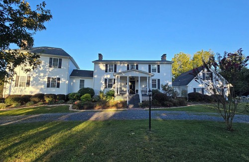 Andersonville Casa | Historic Farmhouse in the Dillwyn countryside. Not far from Farmville.