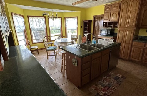 Glouster Otro | Historic Farmhouse located in the heart of Burr Oak State Park
