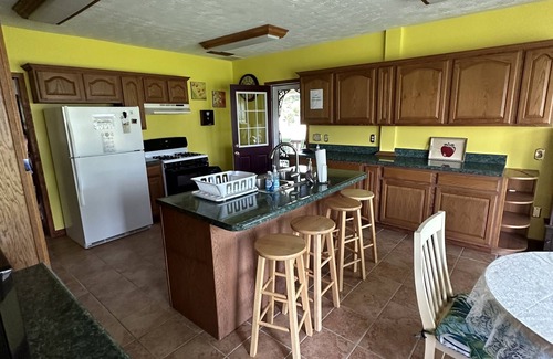 Glouster Otro | Historic Farmhouse located in the heart of Burr Oak State Park