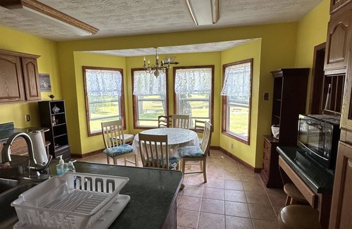 Glouster Otro | Historic Farmhouse located in the heart of Burr Oak State Park