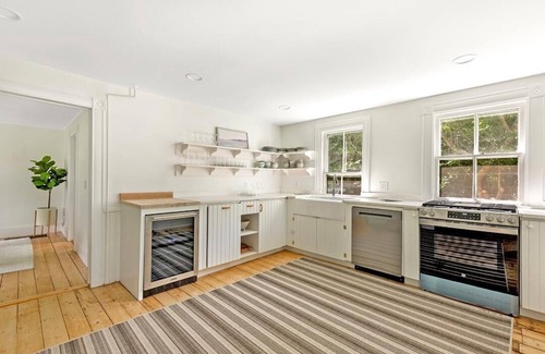 Bridgehampton Casa | HISTORIC FARMHOUSE MINUTES TO VILLAGE IN WATERMILL 5BR, 3 BATH, HEATED POOL