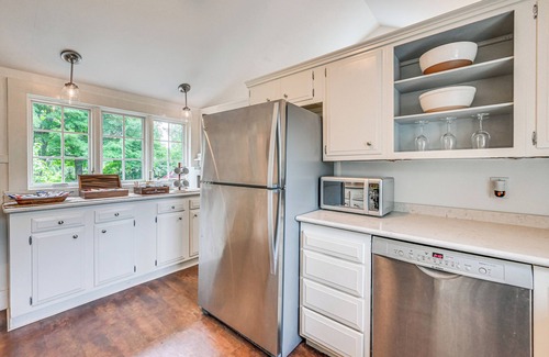 Westfield Casa | Historic Farmhouse Near Mountains & Colleges!