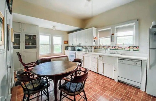 Wakenda Casa | Historic farmhouse near Marshall with epic sunsets