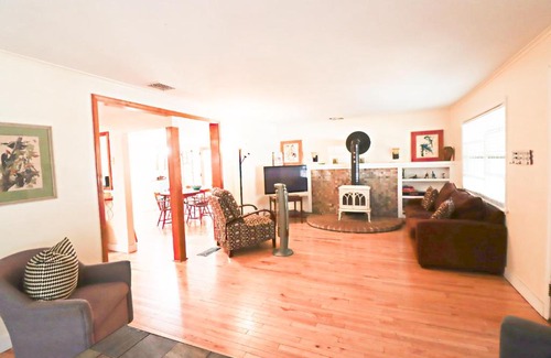 River West Casa | Historic Farmhouse on Bends Westside