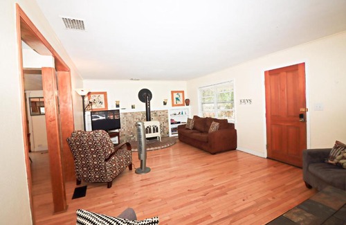 River West Casa | Historic Farmhouse on Bends Westside