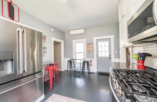 Fennville Casa | Historic Fenn Hill Estate w/Idyllic Vineyard Views - Arcade, Hot Tub, Fire Pit & Pool