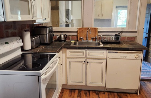Parkside Apartamento | Historic first floor apartment on beautiful Daffin Park, 30-day minimum lease.