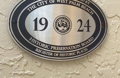 Old Northwood Casa | Historic Florida 4 bedroom home with pool, parking