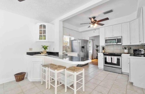 Old Northwood Casa | Historic Florida 4 bedroom home with pool, parking