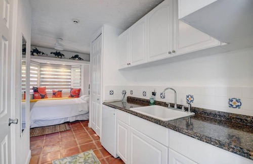Old Northwood Casa | Historic Florida 4 bedroom home with pool, parking