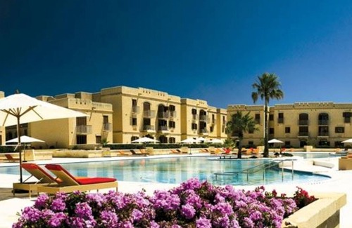 Ghajnsielem Apartamento | Apartamento de lujo con vistas al mar y piscina en un conjunto Fort y más tranquilas