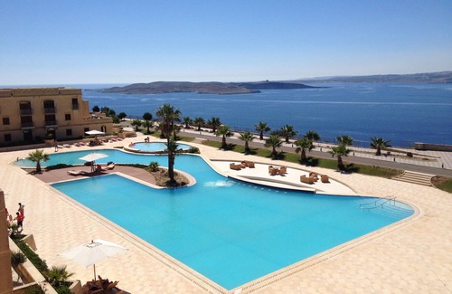 Ghajnsielem Apartamento | Apartamento de lujo con vistas al mar y piscina en un conjunto Fort y más tranquilas