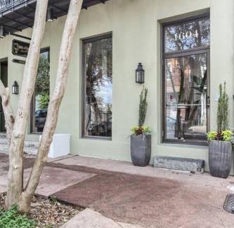 Lower Garden District Apartamento | Historic Garden District 5BR with Parking and Balcony