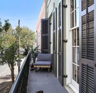 Lower Garden District Apartamento | Historic Garden District 5BR with Parking and Balcony