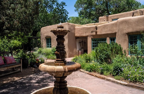 Northeast Santa Fe Casa | Historic Garden Retreat
