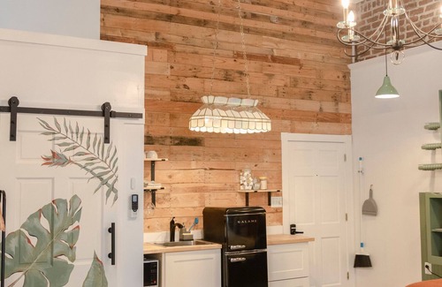 Old West Broad Neighborhood Apartamento | Historic Garden Studio, Steps from Pulaski Square⎮On-Site Parking
