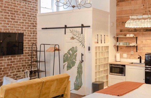 Old West Broad Neighborhood Apartamento | Historic Garden Studio, Steps from Pulaski Square⎮On-Site Parking