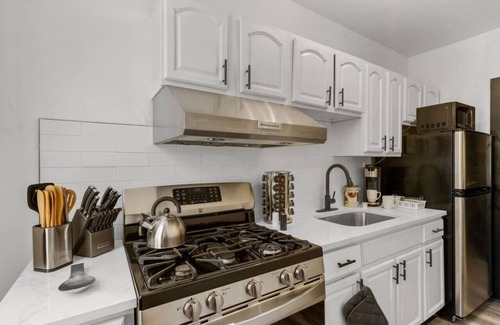Penn-Knox Apartamento | Historic Germantown Getaway | Stylish 2BR + Parking