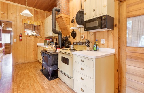 YMCA of the Rockies Cabaña | Estes Park Cabin, Sleeps 11, en YMCA of the Rockies conferencia grnds, mtn view