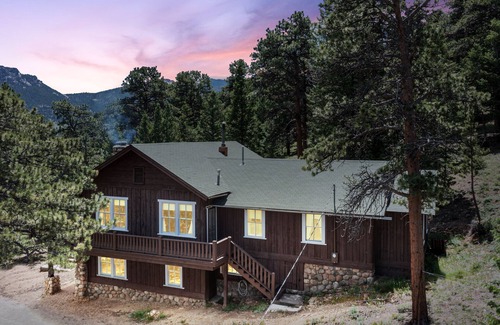 YMCA of the Rockies Cabaña | Estes Park Cabin, Sleeps 11, en YMCA of the Rockies conferencia grnds, mtn view