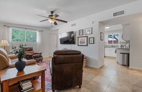 Tanque Verde Casa | Summer Low Rates-Pool, Pickleball, BBQ Solana #1