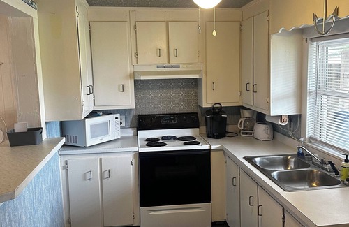 Harkers Island Casa | Historic Harkers Island Bungalow