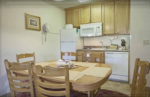 June Lake Condominio | Historic Heidelberg Inn at June Lake, CA - Available July 16 - 22, 2022