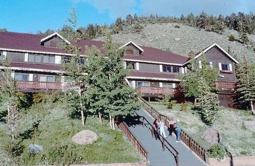 June Lake Condominio | Historic Heidelberg Inn at June Lake, CA - Available July 16 - 22, 2022