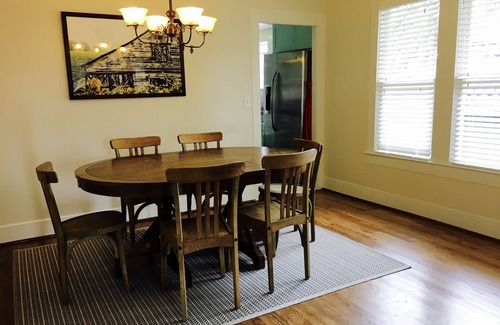 Houston Heights Casa | 3/2 Historic Heights Bungalow con Playfort. Cerca de Med Center, Reliant, centro de la ciudad.