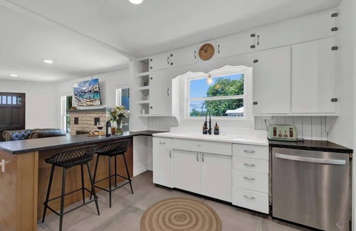 New Braunfels Casa | Historic Hideaway Stroll to Schlitterbahn