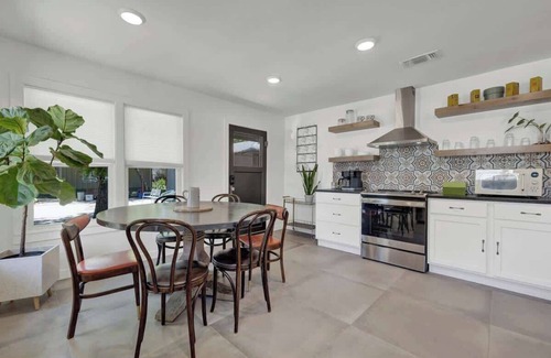 New Braunfels Casa | Historic Hideaway Stroll to Schlitterbahn