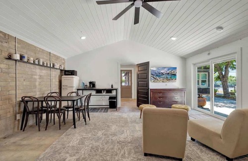 New Braunfels Casa | Historic Hideaway Stroll to Schlitterbahn