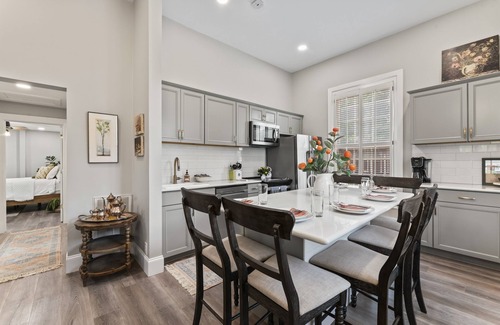 Murfreesboro Cabaña | Historic High Tea Cottage~Downtown~Sleeps8~HotTub