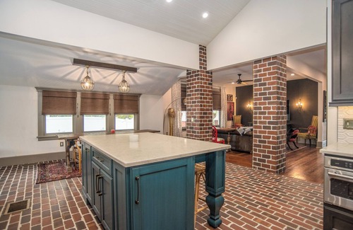 Lakeland Casa | Historic Hollingsworth House in Dwntwn Lkld. Lake Front, Pool, Mini Golf!