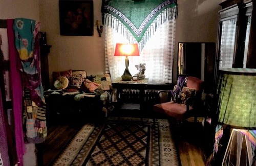 Albright Apartamento | Historic home Elmwood Village upper flat