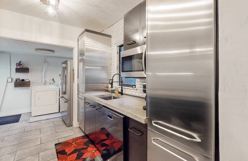 Poinciana Park Casa | Historic home in great locale with shared sauna, Ping-Pong, mini-golf, & grill