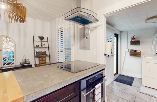 Poinciana Park Casa | Historic home in great locale with shared sauna, Ping-Pong, mini-golf, & grill