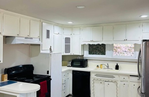 Sherman Casa | Historic Home in Sherman Downtown