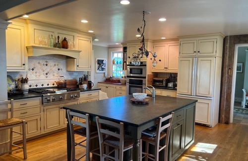 New London Casa | Historic Home In the Heart of New London