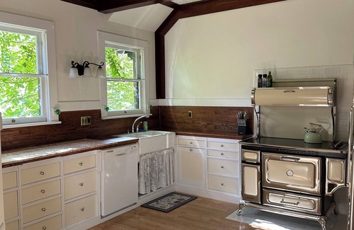Garden District Casa | Historic home in downtown Coeur d' Alene - 10 minute walk to the lake.